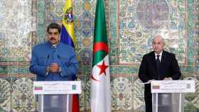 El presidente de Venezuela, Nicolás Maduro (i), junto al presidente argelino, Abdelmadjid Tebboune, durante una rueda de prensa conjunta, este jueves en Argel