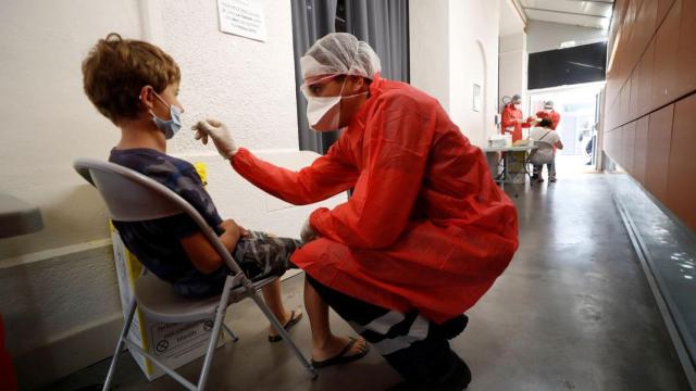 Un bombero realiza un test nasal de Covid-19 a un niño en Marsella, Francia.