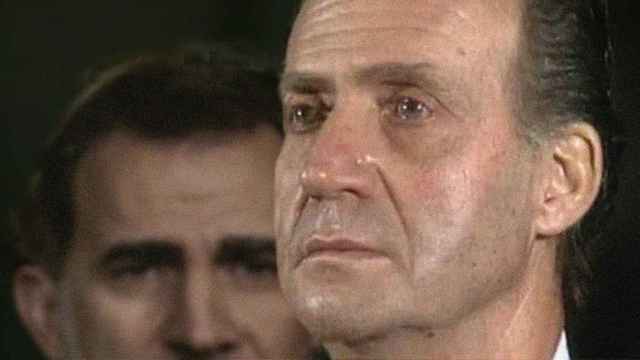 Fotomontaje de la imagen de Juan Carlos llorando en el funeral de su padre y detrás, Felipe VI.