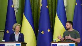 El presidente ucraniano, Volodimir Zelenski, junto a la presidenta de la Comisión Europea, Ursula Von der Leyen, este sábado 11 de junio en Kiev
