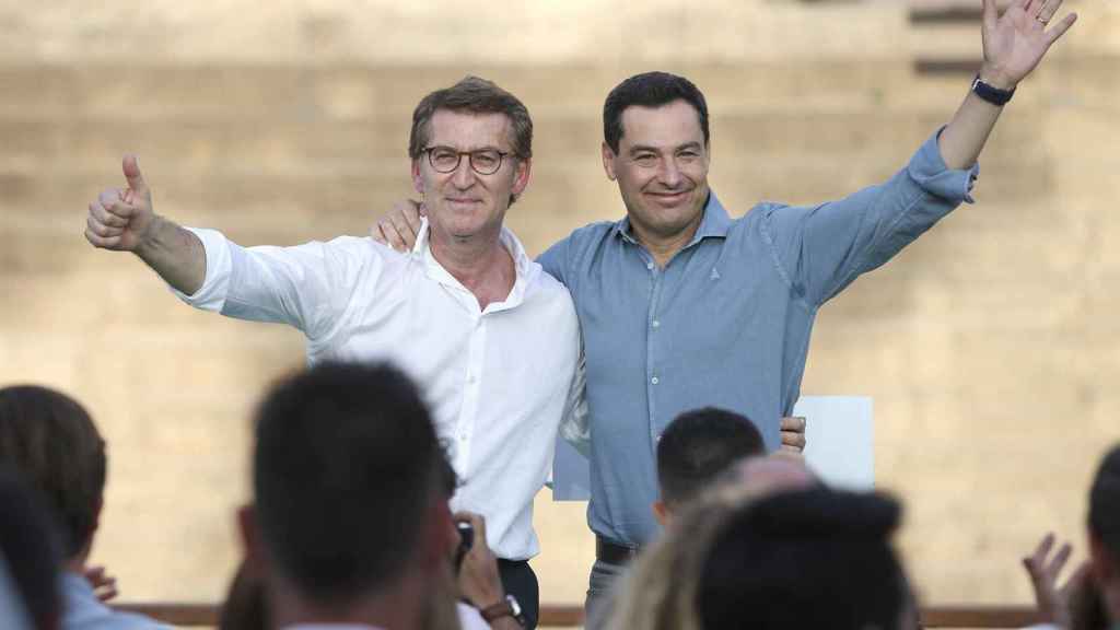 El líder del Partido Popular, Alberto Núnez Feijóo, y el candidato popular a la presidencia de la Junta de Andalucía, Juan Manuel Moreno, durante el mitin electoral celebrado este sábado en Málaga.