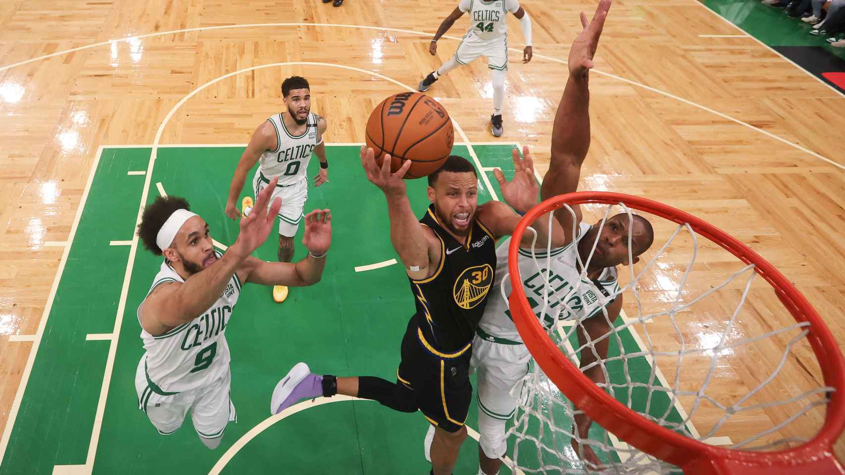 Stephen Curry realiza una entrada a canasta ante la defensa de los Boston Celtics