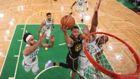 Stephen Curry realiza una entrada a canasta ante la defensa de los Boston Celtics