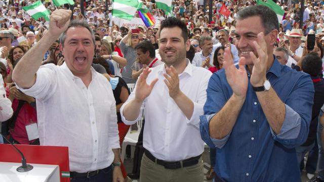 Pedro Sánchez, Alejandro Moyano y Juan Espadas en Cártama, Málaga.