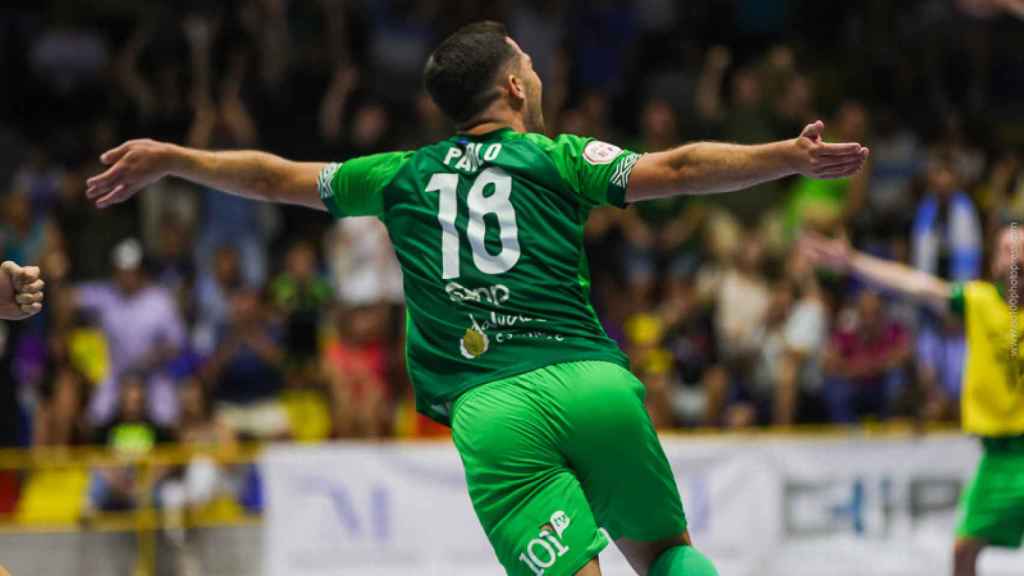 Pablo Ramírez celebra uno de los goles del BeSoccer UMA Antequera