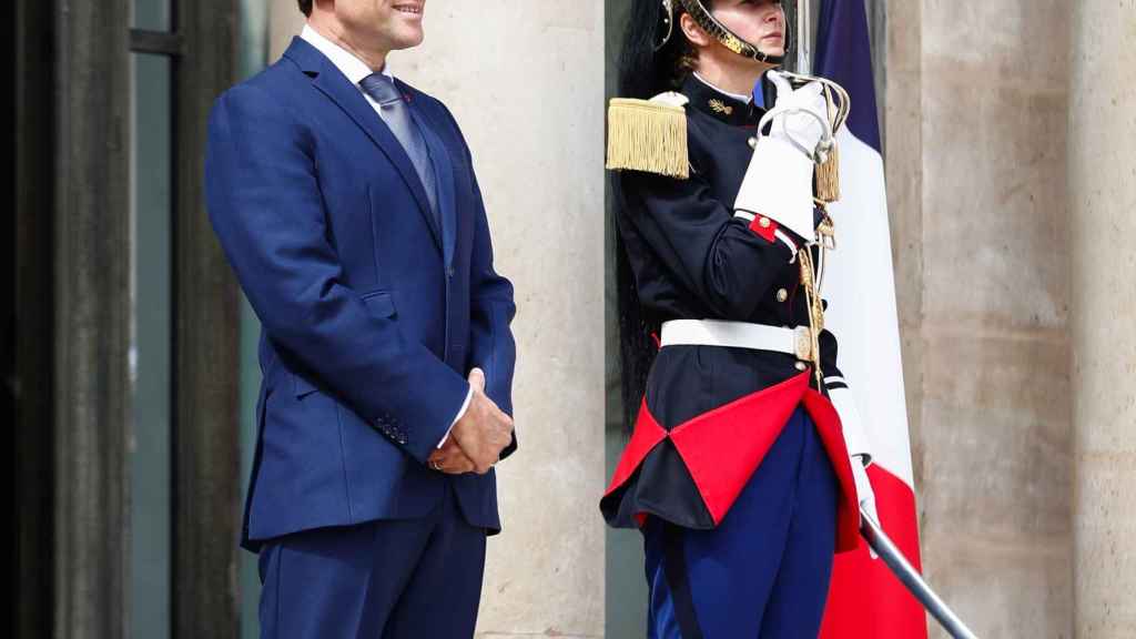 El presidente francés, Emmanuel Macron, espera a las puertas del Elíseo a su homólogo senegalés, Macky Sall, en una imagen tomada el viernes 10 de junio