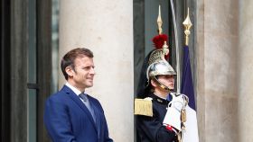 El presidente francés, Emmanuel Macron, espera a las puertas del Elíseo a su homólogo senegalés, Macky Sall, en una imagen tomada el viernes 10 de junio