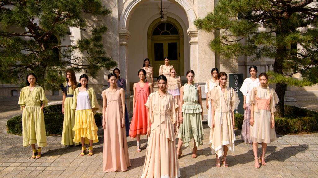 Las modelos lucen los diseños de Kim A-Young en el Palacio Unhyeongung.