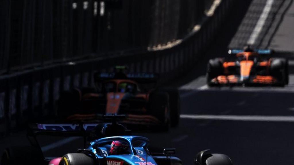 Fernando Alonso, perseguido por los dos McLaren