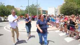 La pirotécnica Reyes Martí dispara la mascletà en Benalúa antes del certamen oficial de las Hogueras de Alicante.