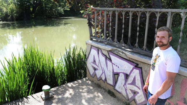 El ambientólogo Ignacio Sánchez junto al río Carrión en Palencia