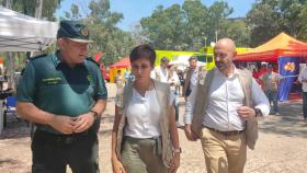 Un guardia civil, la ministra de Política Territorial y el subdelegado del Gobierno, en el puesto de mando del incendio de Pujerra.