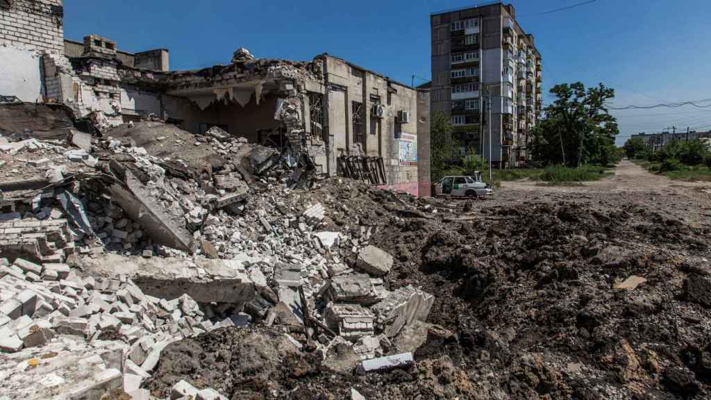 Un edificio de Lysychansk, en la región de Lugansk, destruido tras los bombardeos rusos contra Ucrania en el Donbás