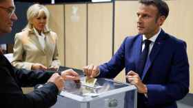 Macron deposita su papeleta en el colegio electoral de Le Touquet.