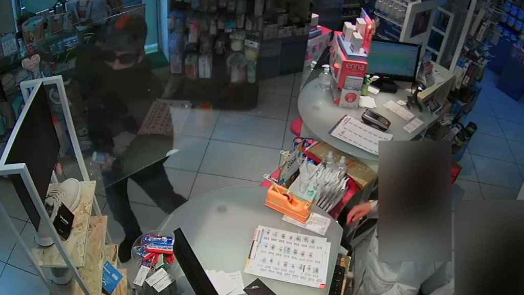 Las cámaras de seguridad de la farmacia grabaron al atracador.