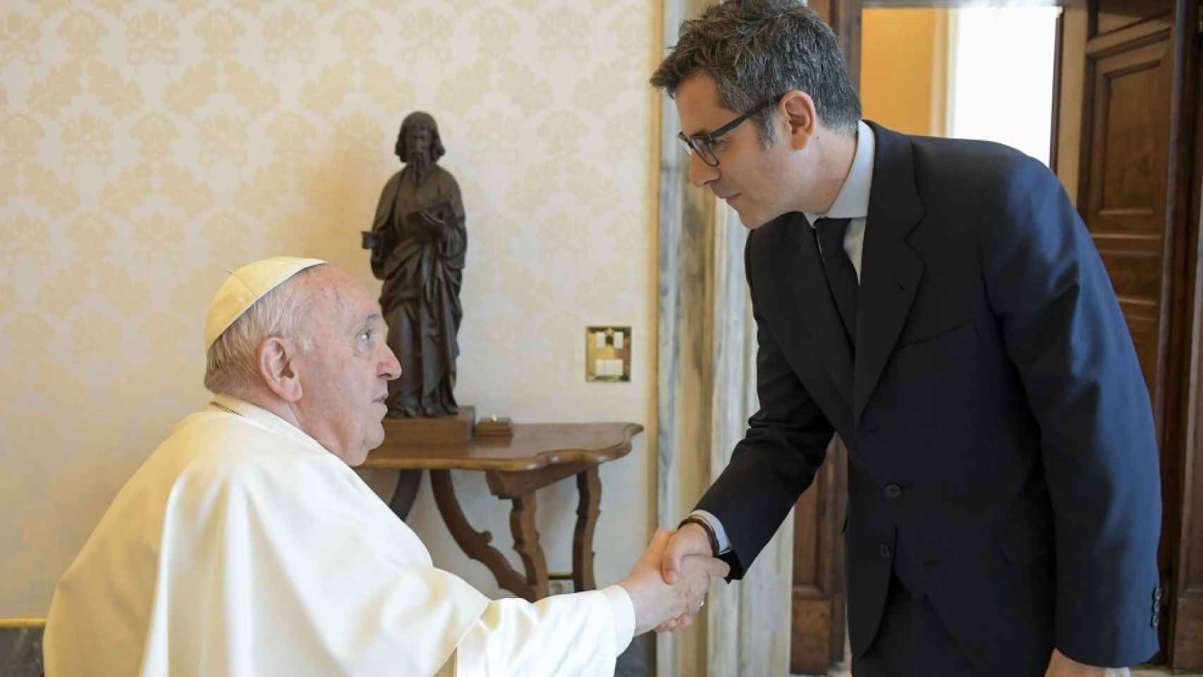 El ministro de la Presidencia, Félix Bolaños, junto al Papa en el Vaticano.