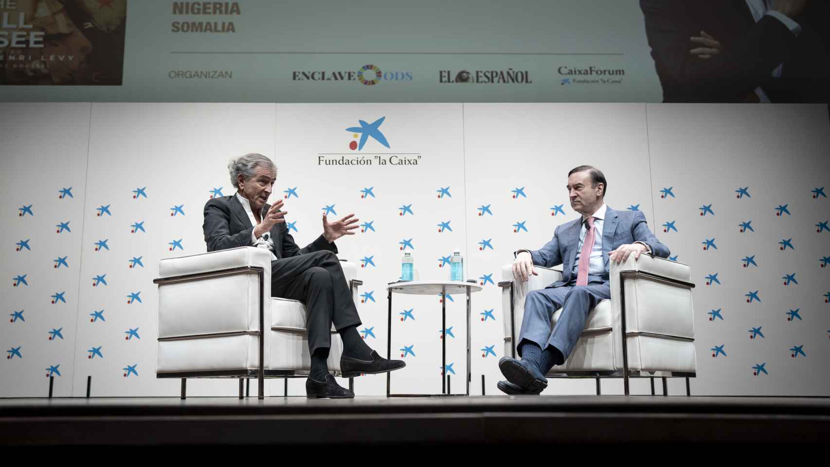 Benard-Henri Lévy (i) y Pedro J. Ramírez (d) durante el coloquio posterior a la proyección de 'Otra idea del mundo' en CaixaForum