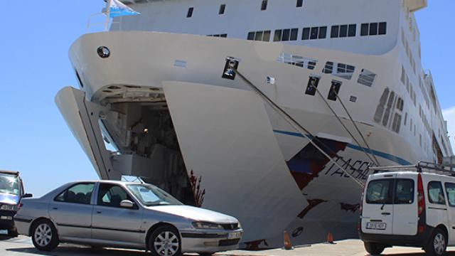 Un momento en el embarque del  ferry Alicante-Orán.