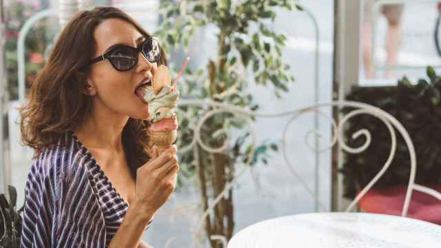 Imagen de archivo de una chica comiendo helado.