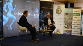 El presidente de LaLiga, Javier Tebas, junto al periodista Chus Rodríguez en los desayunos de la APDV.