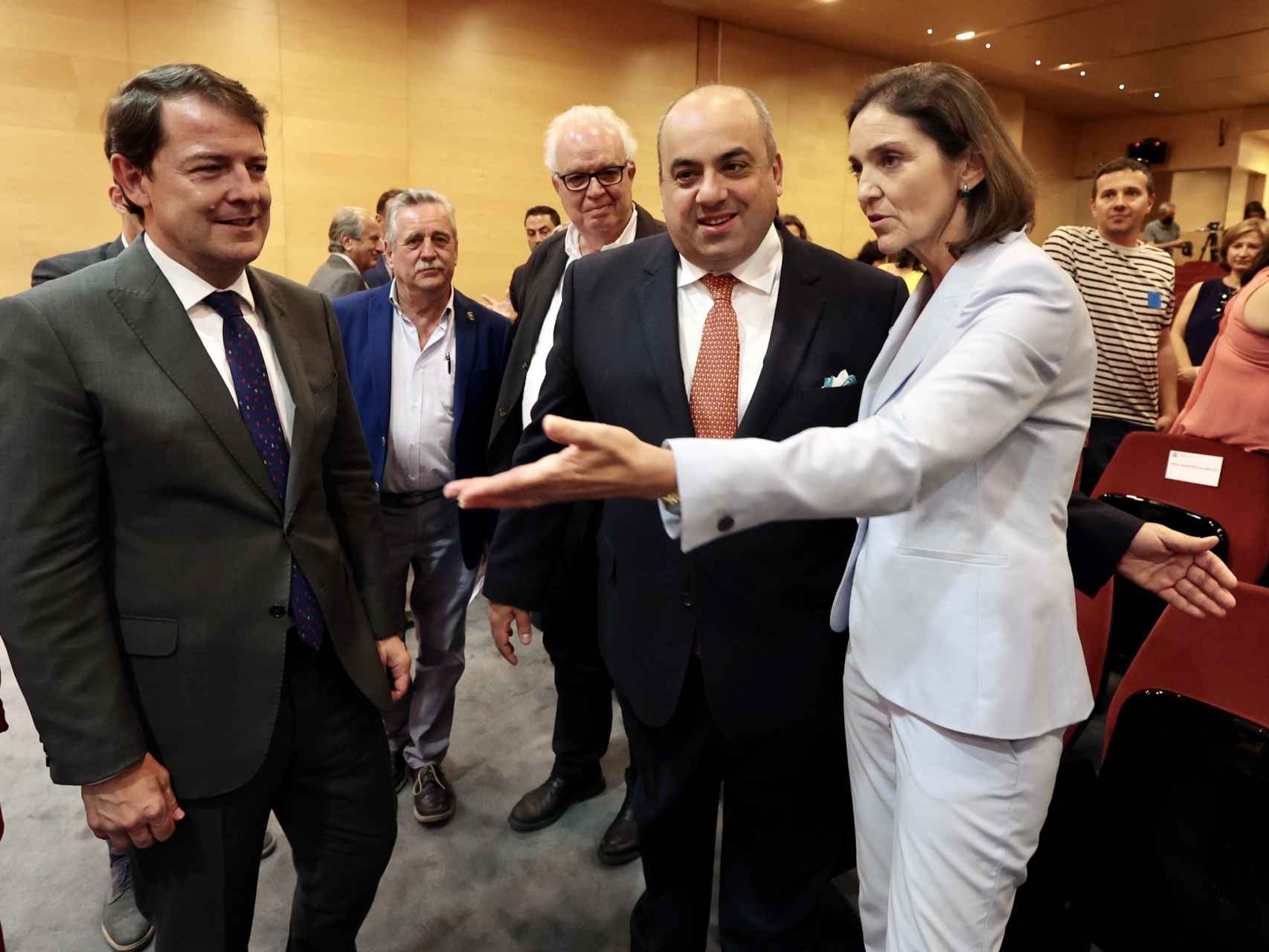 La ministra de Industria, Reyes Maroto, junto al presidente de la Junta de Castilla y León, Alfonso Fernández Mañueco, en el acto de la firma de hoy en Madrid