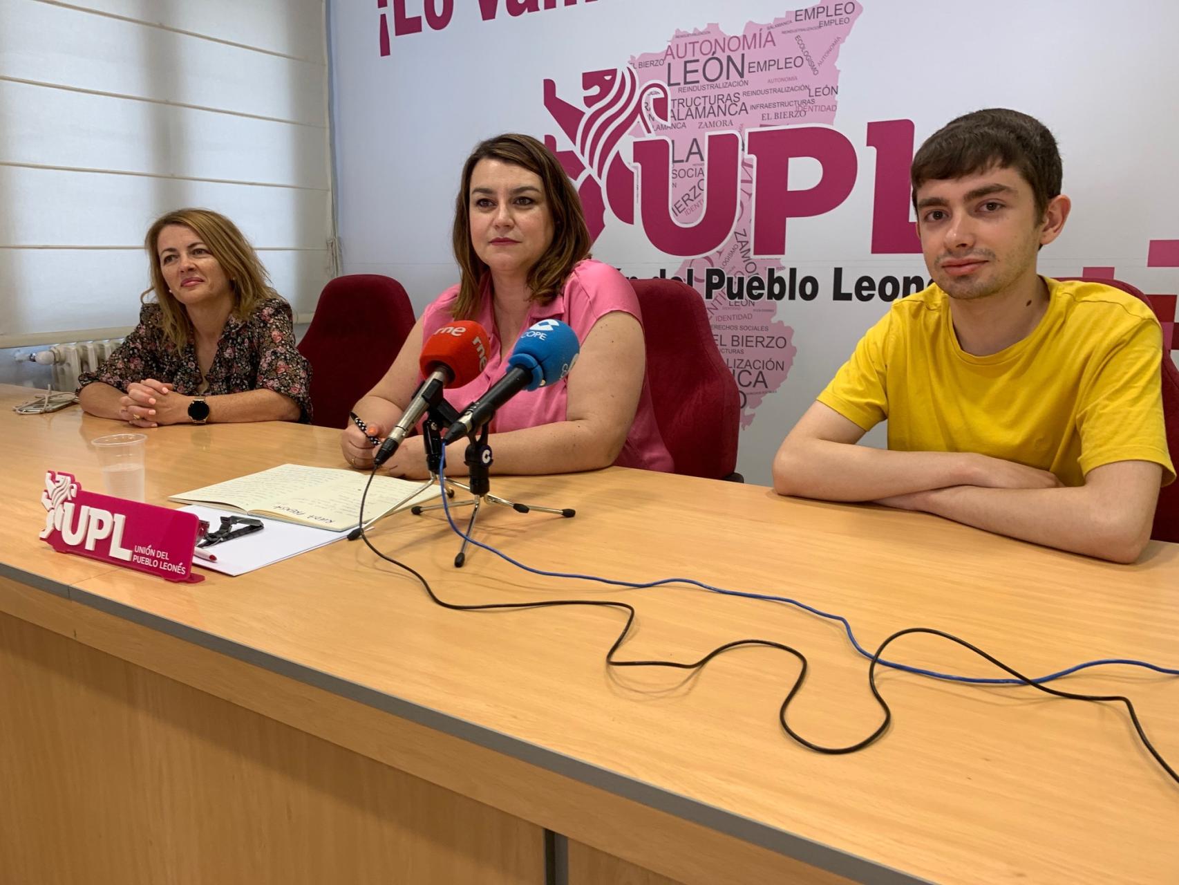 La secretaria de Educación de UPL, Sheila Fernández, en la rueda de prensa de este lunes.