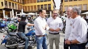 El presidente de la Diputación, Conrado Íscar, con el alcalde de Tordesillas, Miguel Ángel Oliveira en el Día de la Moto