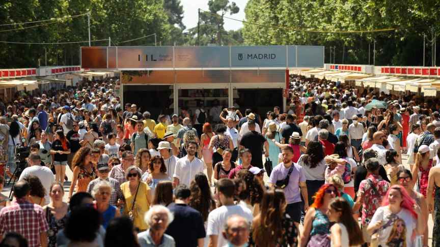 Ambiente de la Feria del Libro de Madrid este sábado 11 de junio. Foto: Isabel Infantes