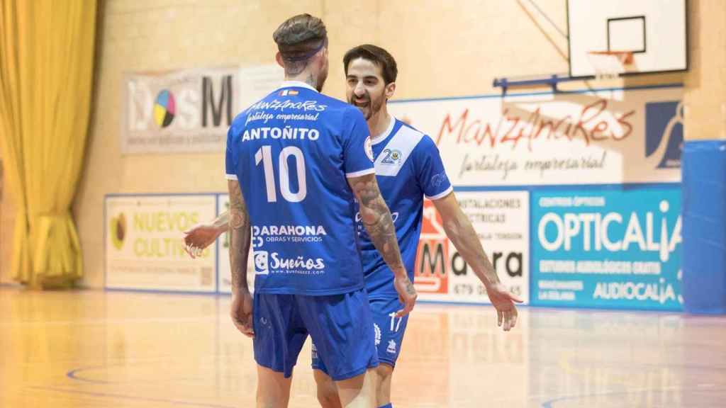 Álex Velasco y Antoñito celebran un gol con Manzanares FS. Foto: LNFS.