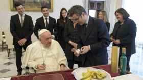El ministro Bolaños regala al Papa uno de los tesoros culinarios de Castilla-La Mancha