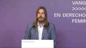 El coportavoz estatal de Podemos, Pablo Fernández, este lunes en rueda de prensa.