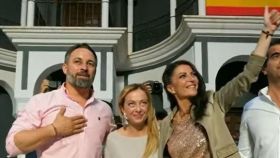 Santiago Abascal junto a Giorgia Meloni y Macarena Olona, en Málaga, el pasado mes de junio.
