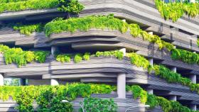 Un edificio con jardines verticales.