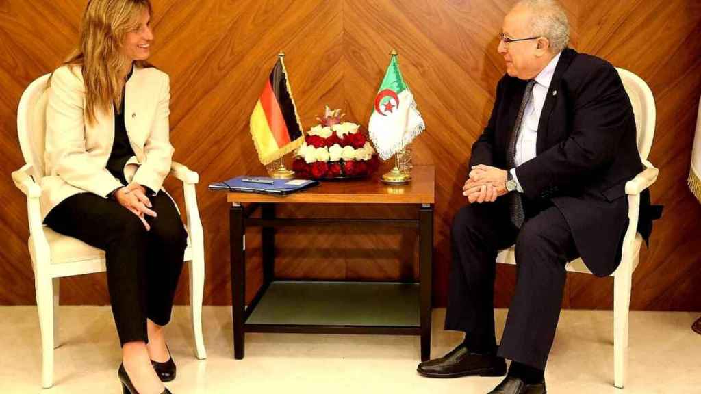 La secretaria de Estado de Alemania, Katja Keul, y el ministro de Exteriores de Argelia, Ramtane Lamamra.
