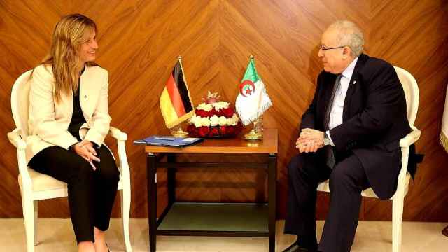La secretaria de Estado de Alemania, Katja Keul, y el ministro de Exteriores de Argelia, Ramtane Lamamra.