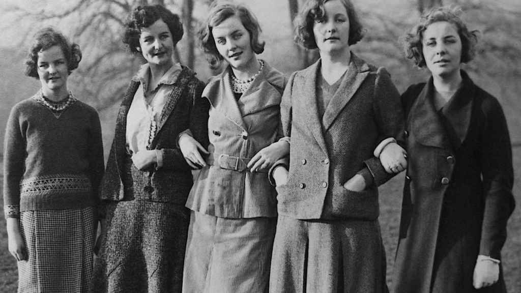 Las hermanas Mitford con Diana en el centro de la imagen.