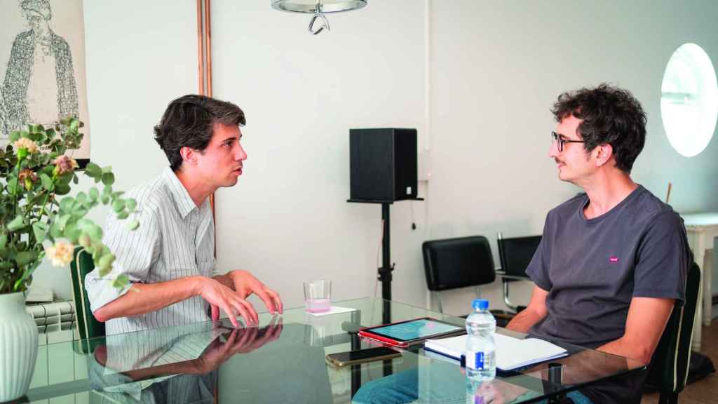 Jonás Trueba en un momento de la entrevista en la sede de Los ilusos
