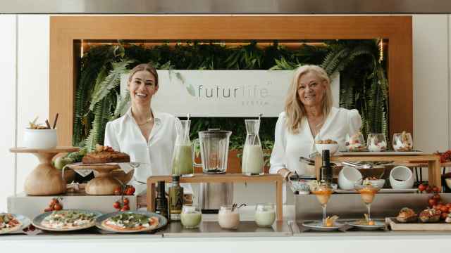 María Hernández-Alcalá y Elena Pérez, fundadoras de Futurlife21, en el 'healthy corner' creado para el hotel Barceló Conil.