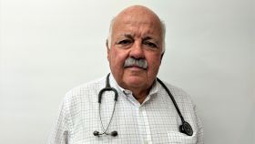 El consejero andaluz de Salud y Familias,  el médico de familia Jesús Aguirre, con su estetoscopio.