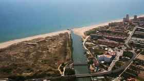Vista aérea de la playa del Perellonet de Valencia donde ha saltado el aviso de la tintorera.