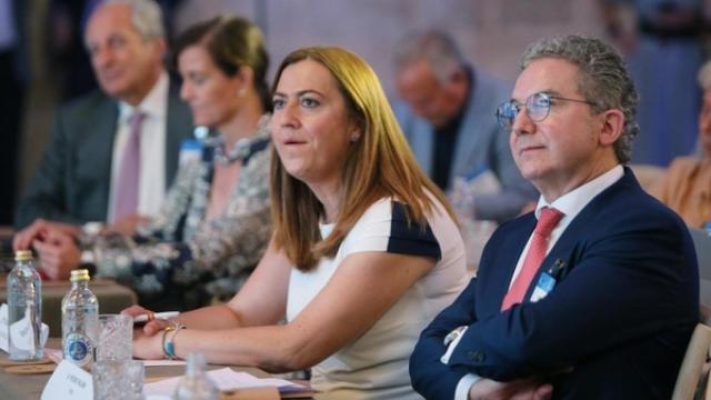 La delegada de Gobierno, Virginia Barcones, y el presidente de Empresa Familia, Pedro Palomo, durante la clausura del Congreso Regional de la Empresa Familiar