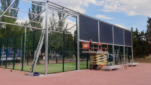 Trabajos en la pista de pádel de Valdelagua