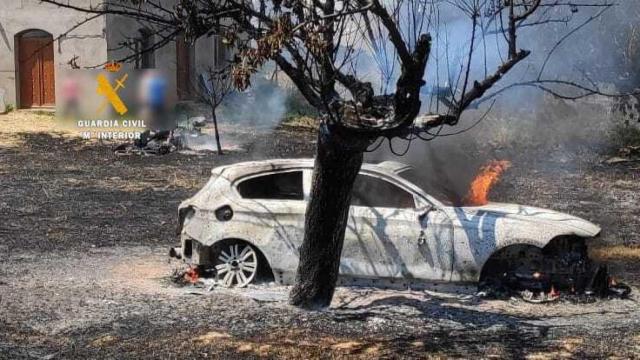 El coche calcinado por el incendio