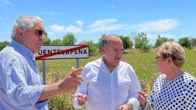 El vicepresidente primero de la Diputación de Zamora y diputado de Carreteras, José María Barrios Tejero, acompañado por técnicos del Área de Obras, y la alcaldesa de Fuentelapeña, Ángela Escribano