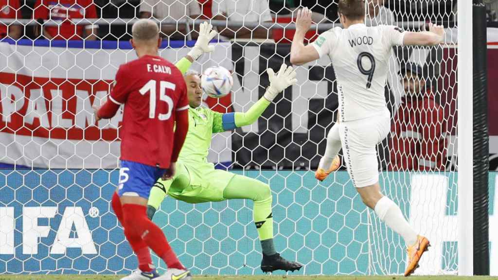 Keylor Navas salva un gol para Costa Rica tras disparo de Wood