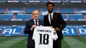 Tchouameni, junto a Florentino Pérez durante su presentación con el Real Madrid