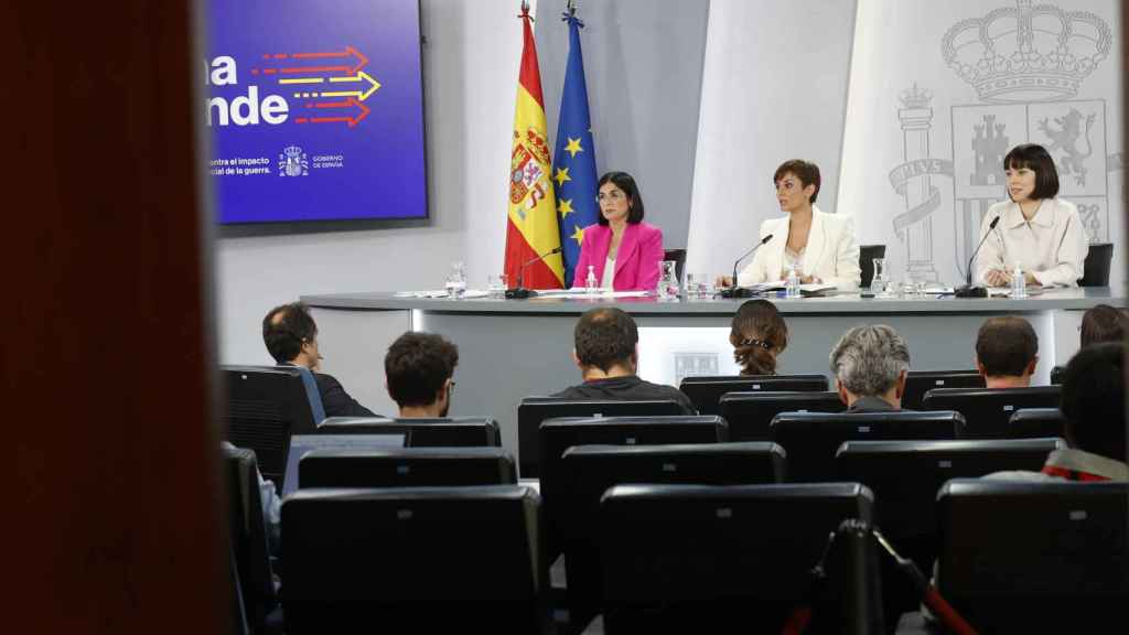 Las ministras de Sanidad, Darias; portavoz, Rodríguez; y Ciencia, Morant, ante la prensa en Moncloa.