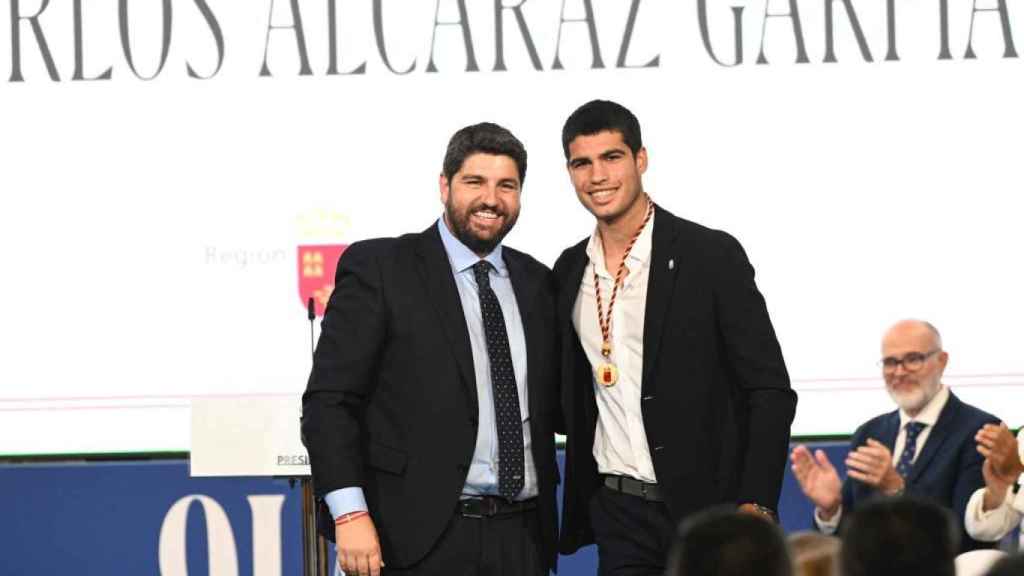 El presidente de la Región de Murcia, Fernando López Miras, el Día de la Región de Murcia, entregando la Medalla de Oro al tenista Carlos Alcaraz.