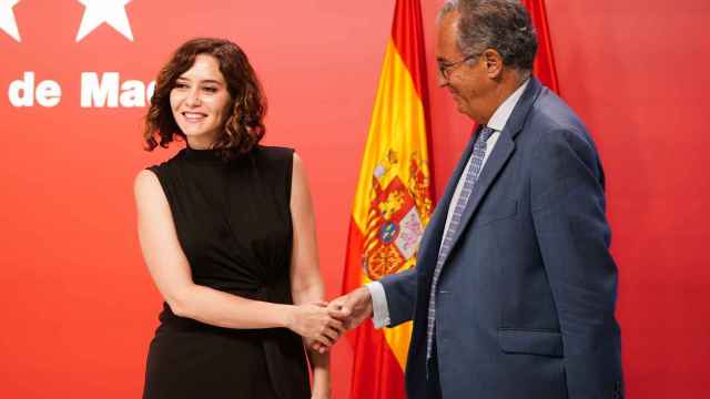 Enrique Ossorio junto a Isabel Díaz Ayuso este miércoles.