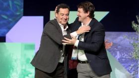 El presidente andaluz, Juan Manuel Moreno, y el de la Junta, Alfonso Fernández Mañueco, se abrazan en el Congreso del PP de Andalucía, el pasado mes de noviemrbe.